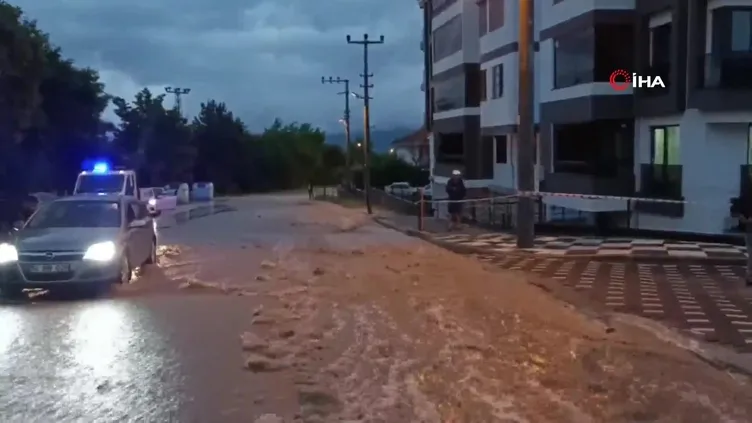 Bolu’da taşan derelerin suyu istinat duvarını çökertti!