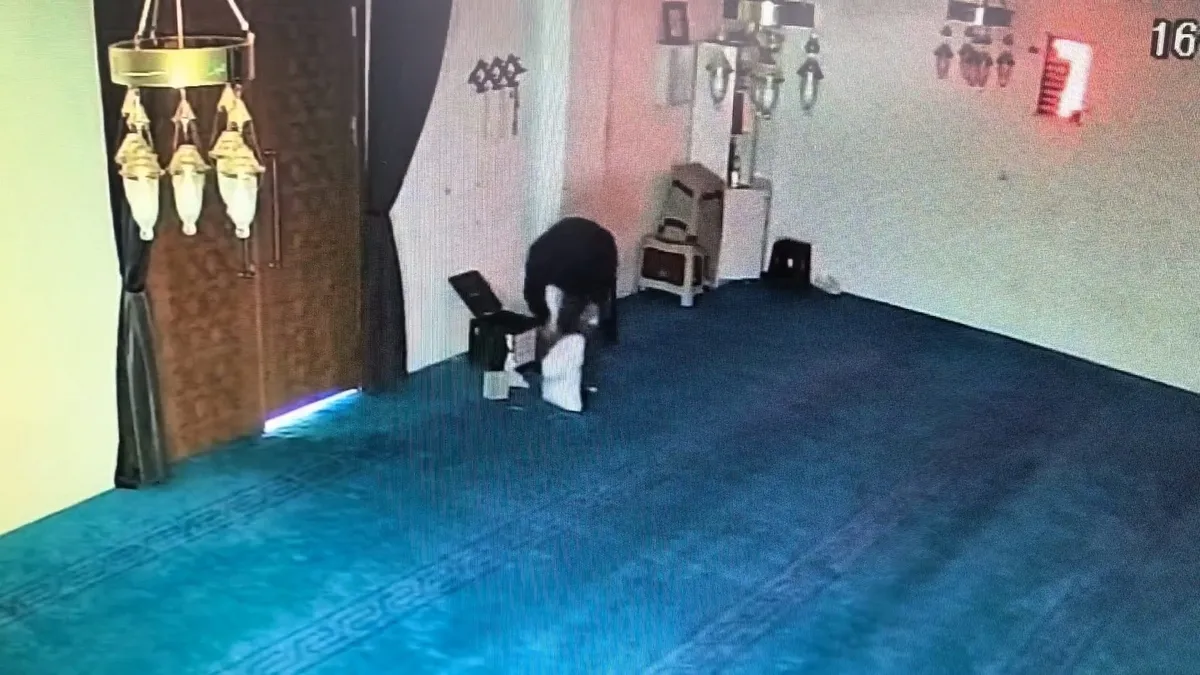 Bursa'da camideki yardım kutusunu hedef alan hırsız 100 bin TL ile kaçtı! Pes dedirten olay kamerada