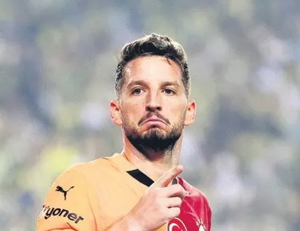 Mertens zirveyi zorluyor