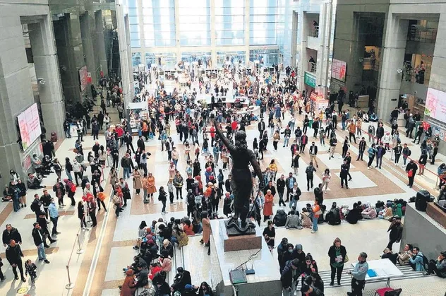 İstanbul Adalet Sarayı'nda sözleşmeli icra ve zabıt katipliği uygulama sınavı nedeniyle büyük yoğunluk yaşandı
