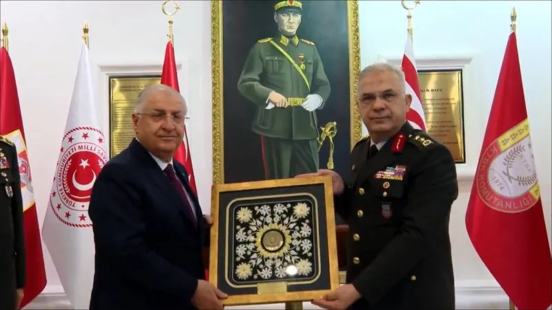 Milli Savunma Bakanı Yaşar Güler (sol) , TSK Genelkurmay Başkanı Metin Gürak (sağ)