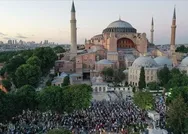 Ayasofya önünde akşam namazı kılındı