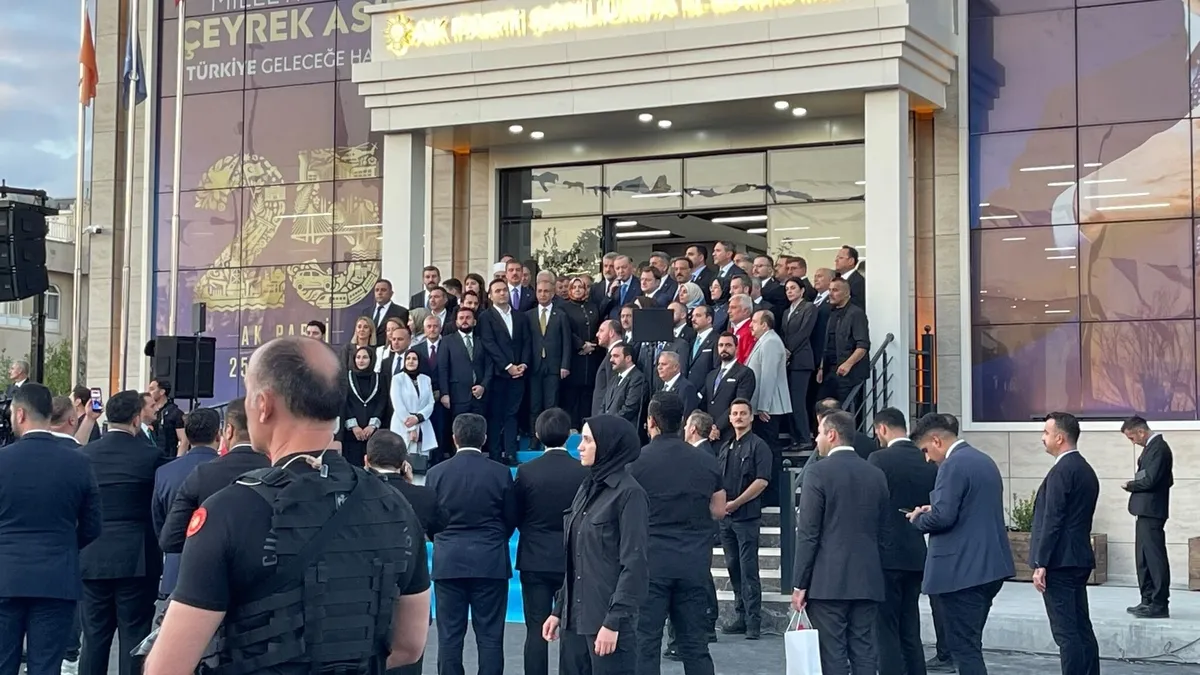 baskan-erdogandan-sanliurfada-hizmet-siyaseti-vurgusu-milletimizle-kurdugumuz-gonul-baglari-daha-da-saglamlasa-1791043922844.jpeg Başkan Erdoğan'dan Şanlıurfa'da hizmet siyaseti vurgusu: "Milletimizle kurduğumuz gönül bağları daha da sağlamlaşacak"-4