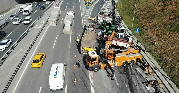 TEM’de trafiği kilitleyen kaza! Tonlarca ağırlığındaki makine yola düştü