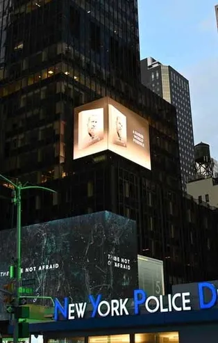 Başkan Erdoğan’ın “Daha Adil Bir Dünya Mümkün” kitabı New York’ta led ekranlarda tanıtıldı