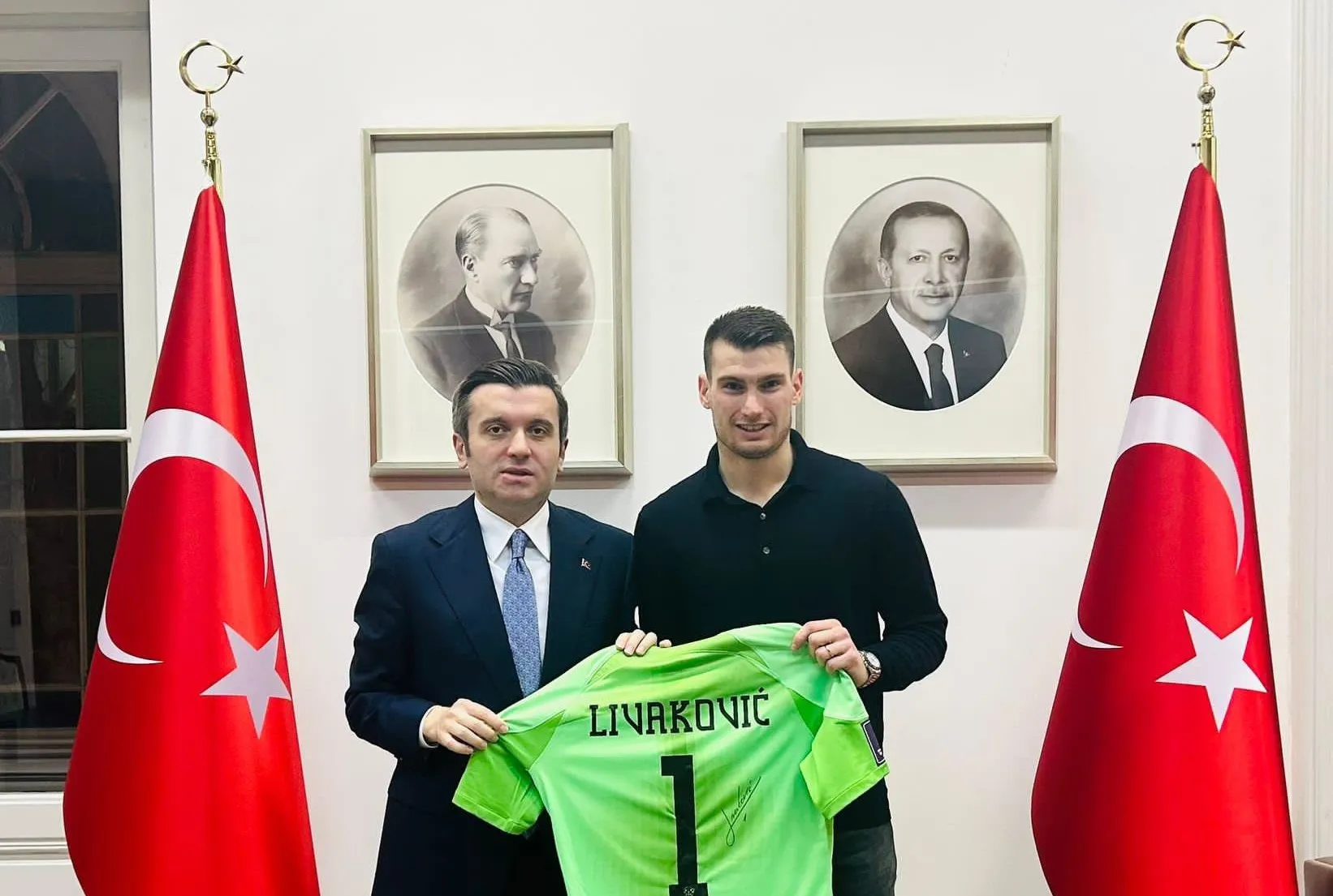 Livakovic forma ve eldivenlerini bağışladı!