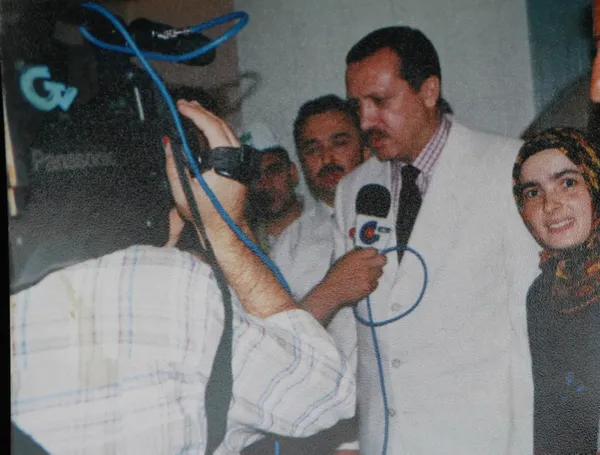 baskan-erdogani-duygulandiran-surpriz-21-yil-once-dereli-ziyaretinde-cekilen-fotograflari-gosterdi-1643458607001.jpg Başkan Erdoğan’ı duygulandıran sürpriz! 21 yıl önce Dereli ziyaretinde çekilen fotoğrafları gösterdi-4