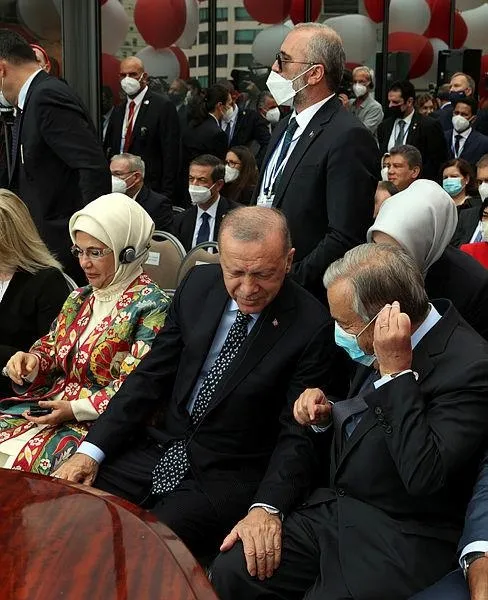 baskan-erdogan-daha-adil-bir-dunya-mumkun-kitabini-imzalayarak-bm-genel-sekreteri-antonio-guterrese-hediye-etti-1632162377312.jpeg