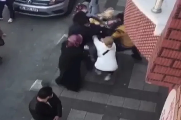 İstanbul'da saç saça baş başa kavga! Saniye saniye kaydedildi
