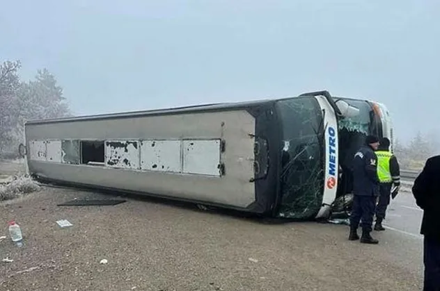Ankara'da kontrolden çıkan yolcu otobüsü devrildi: 8 yaralı