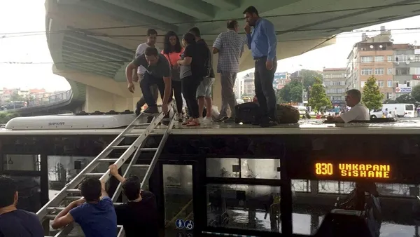 İstanbul'da vatandaşlar mahsur kaldı-3