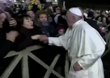 Papa Franciscus elini tutmak isteyen kadına vurdu!