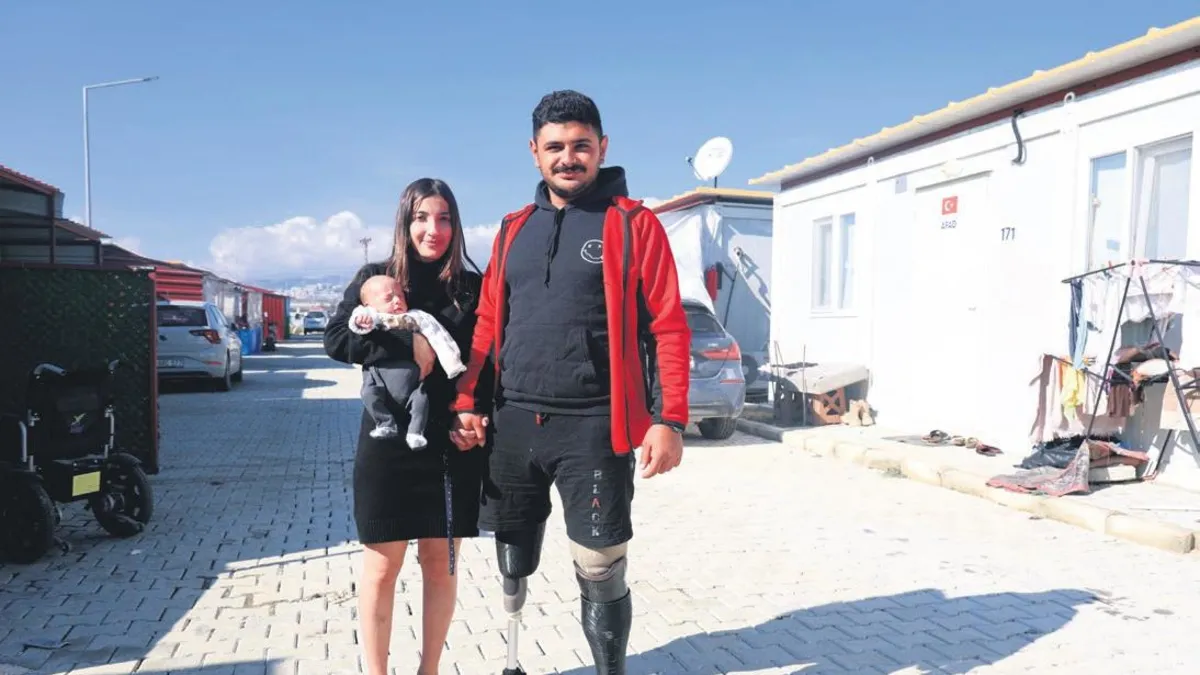 Asrın felaketinde iki bacağını kaybetti! Aylar sonra eşi ve çocuğuyla yürüyebilmenin mutluluğunu yaşadı