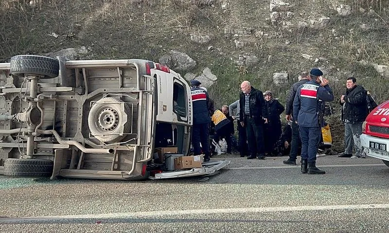 Balıkesir'in Kepsut ilçesinde minibüs ile otomobilin çarpıştığı kazada ilk belirlemelere göre, 2 kişi hayatını kaybetti, çok sayıda kişi yaralandı. (AA)