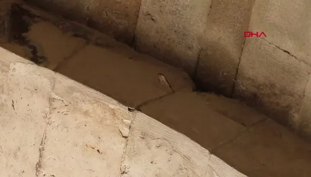 Sivas'ta Şifaiye Medresesi'nin restorasyonundan ana eyvan kemerinin taşları arasında inşaat malası unutuldu