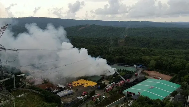 istanbul-cekmekoyde-plastik-fabrikasinda-yangin-1623682651229.jpeg İstanbul Çekmeköy'de plastik fabrikasında yangın!-4
