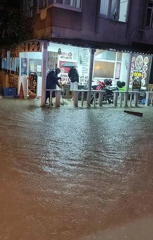 İzmir'i yağmur ve fırtına vurdu: Sokaklar göle döndü
