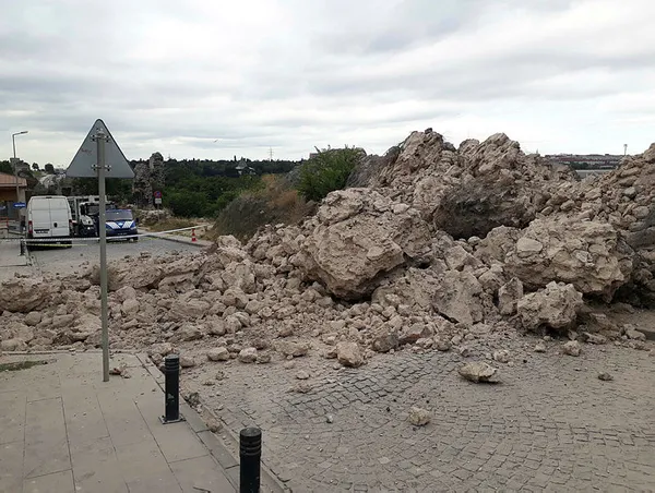 istanbulda-korkutan-olay-tarihi-surlar-yikildi-1594797761124.jpg İstanbul'da korkutan olay! Tarihi surlar yıkıldı-3