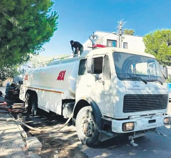 sokak-roportajinda-illegal-ne-is-yapiyorsunuz-sorusuna-uyusturucu-satiyorum-demisti-gozaltina-alinan-suphelini-1691181781921.jpeg Sokak röportajında 'İllegal ne iş yapıyorsunuz' sorusuna 'Uyuşturucu satıyorum' demişti! Gözaltına alınan şüphelinin sicili kabarık çıktı-7