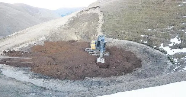 Gümüşhane’de defineciler tarafından suyu boşaltılan Dipsiz Göl’ün zemini killi toprakla kaplandı