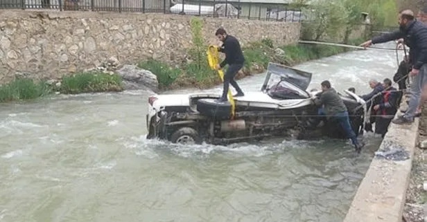 Van’da kontrolden çıkan kamyonet dereye uçtu