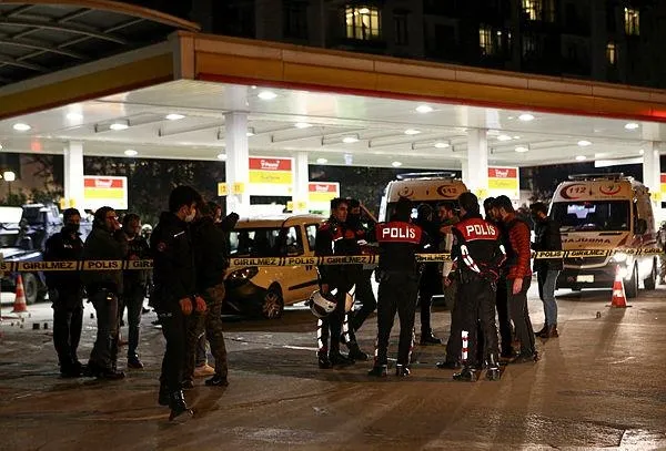 son-dakika-istanbul-beyoglunda-polise-silahli-saldiri-1586637790184.jpeg Son dakika: İstanbul Beyoğlu'nda polise silahlı saldırı!-4