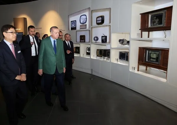 Cumhurbaşkanı Erdoğan Samsung tesislerini gezdi-1