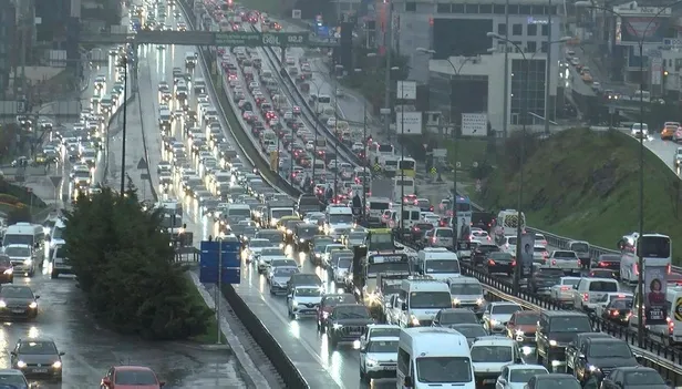 yola-cikacaklar-dikkat-istanbulda-trafik-durma-noktasina-geldi-yol-durumu-1649346374727.jpeg