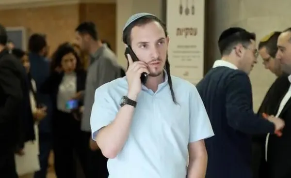 rezalet-goruntuler-5-filistinlinin-olduruldugu-yerde-tuvaletini-yapti-1686575743850.jpeg Rezalet görüntüler: İsrailli aşırı sağcı yetkili Chanamel Dorfman, 5 Filistinlinin öldürüldüğü yerde tuvaletini yaptı!-6