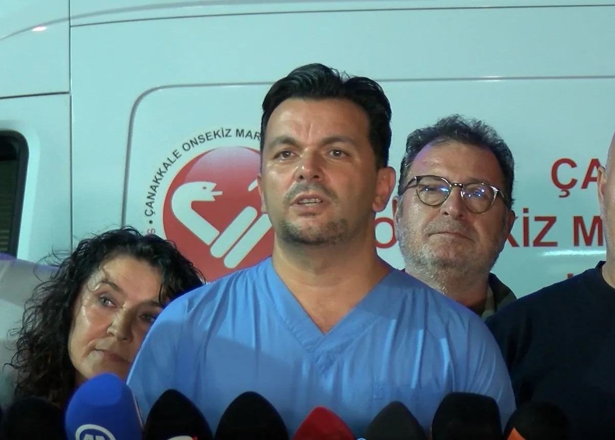 cem-yilmaz-gogus-agrisi-sikayetiyle-hastaneye-kaldirildi-1788061498303.jpeg Cem Yılmaz anjiyo oldu! ÇOMÜ Rektörü Prof. Dr. Cüneyt Erenoğlu ve Prof. Dr. Ercan Akşit'ten yeni açıklama: "Espri yapıyor gayet iyi bir şekilde"-8