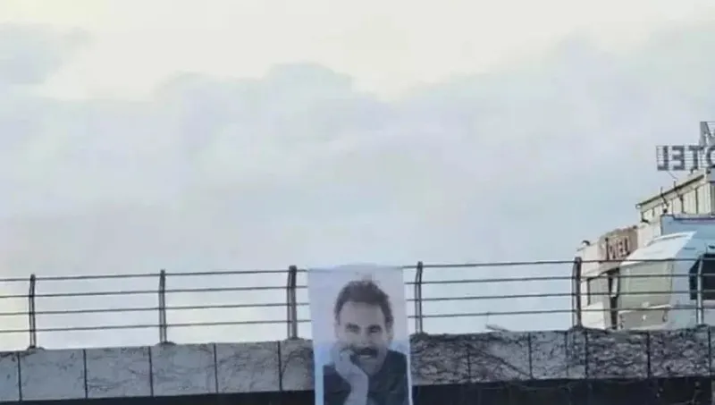 adanada-kopruye-teror-orgutu-elebasi-ocalanin-pacavrasini-asan-2-kisi-yakalandi-1707559095266.jpeg Terör yandaşlarının astığı paçavra