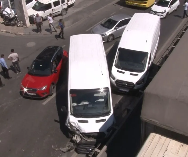 Avcılar'da zincirleme kaza! İETT otobüsü ve 3 araç birbirine girdi-4