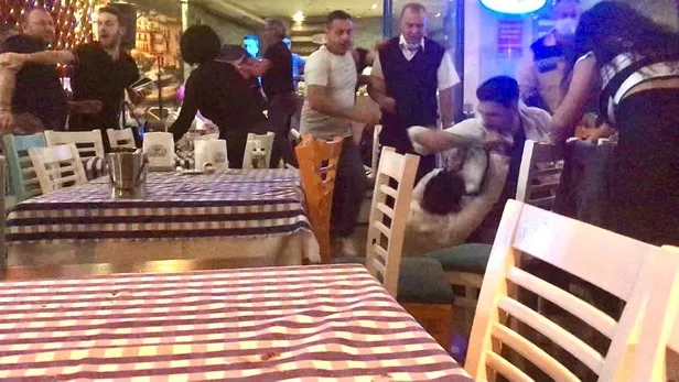 Son dakika: Bursa'da hesap kavgası: Ortalık savaş alanına döndü sosyal mesafe ve maske kuralı hiçe sayıldı-3