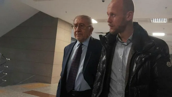 fon-vurgunuyla-futbolculari-dolandiran-secil-erzan-davasinda-flas-gelisme-semih-kaya-durusma-salonundan-cikari-1705318684427.jpeg Fon vurgununda gerilim dolu duruşma | Seçil Erzan'ın tutukluluk halinin devamına karar verildi! Sesler yükseldi: "Yalancı"-3