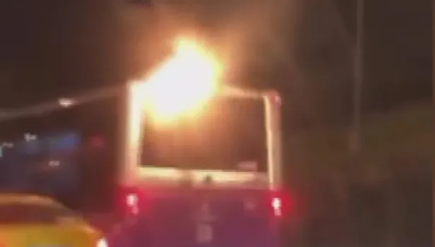 İstanbul'da trafikte şoke eden görüntü! Yanan araçla kilometrelerce ilerledi
