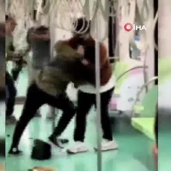 İZLE | Tayvan’da metroda bıçaklı saldırı kamerada: 3 yaralı