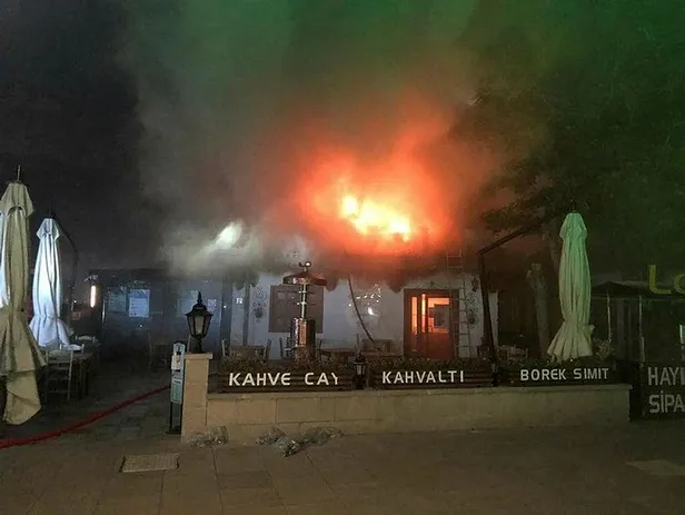 Son dakika: Ankara'da Hacı Bayram Veli Camisi'nin avlusunda yangın çıktı-1