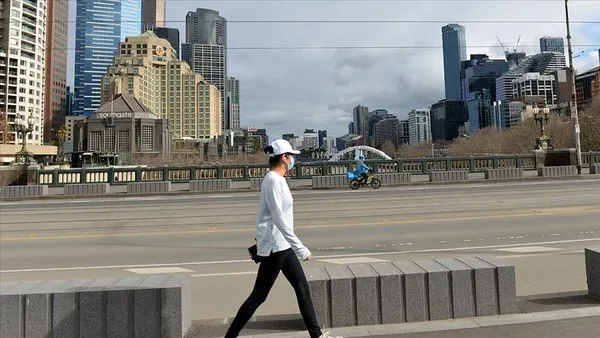 avustralyada-eve-girerken-ayakkabi-cikarilmali-mi-cikarilmamali-mi-anketi-1623160860123.jpg Avustralya'da 'eve girerken ayakkabı çıkarılmalı mı çıkarılmamalı mı' anketi!-4