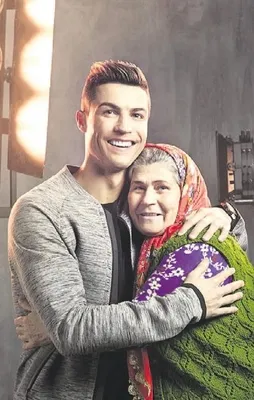 Ronaldo oynadı Ümmiye teyze yönetti