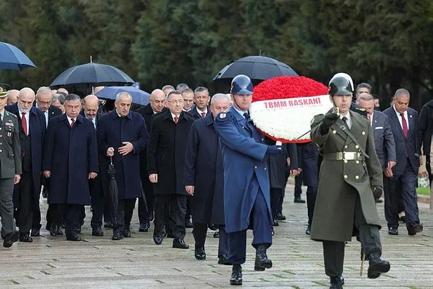 TBMM'nin 103. yılında devlet erkanı Anıtkabir'i ziyaret etti! Mustafa Şentop Anıtkabir Özel Defteri'ni imzaladı-6