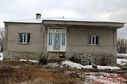 Hakkari Yüksekova’da evlerini yılanların istila etmesi üzerinde yeni ev yapılan aile rahatladı