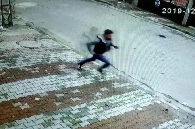 Kadını yerde sürükleyip telefonunu çaldı! Sultanbeyli'deki kapkaççının kaçma anı kamerada