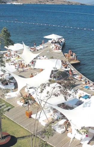 Bodrum ve Alaçatı’daki beachlerde soygun devam ediyor! Fırsatçılıktan bezen tatilciler soluğu halk plajında aldı