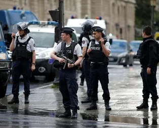Paris’te kırmızı alarm! Polis bir kişiyi etkisiz hale getirdi