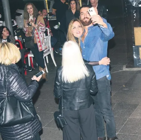 Can Yaman sevgisi gün geçtikçe büyüyor! Bebek’te sevgi gösterisi...-1