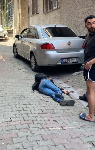 İstanbul'da akılalmaz olay! Ev sahibiyle karşılaşan hırsız önce çatıdan sonra merdivenden düştü