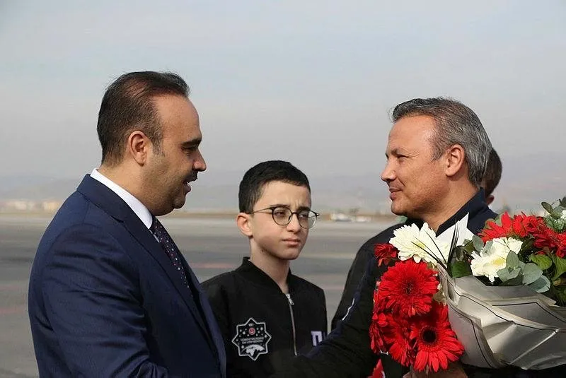 Gezeravcı'yı, Esenboğa Havalimanı'nda Sanayi ve Teknoloji Bakanı Mehmet Fatih Kacır, yanındaki 13 çocukla birlikte karşıladı.