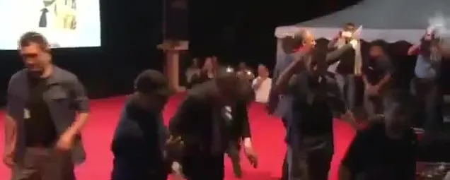 İncenin mitinginde skandal! Vatandaşı sahneden attılar!