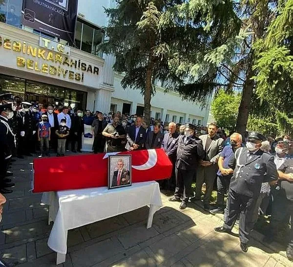 sebinkarahisar-belediye-baskani-sahin-yilanci-topraga-verildi-baskan-erdogana-yazdigi-mektup-1658929969655.jpeg Şebinkarahisar Belediye Başkanı Şahin Yılancı toprağa verildi! Başkan Erdoğan'a yazdığı mektup...-1