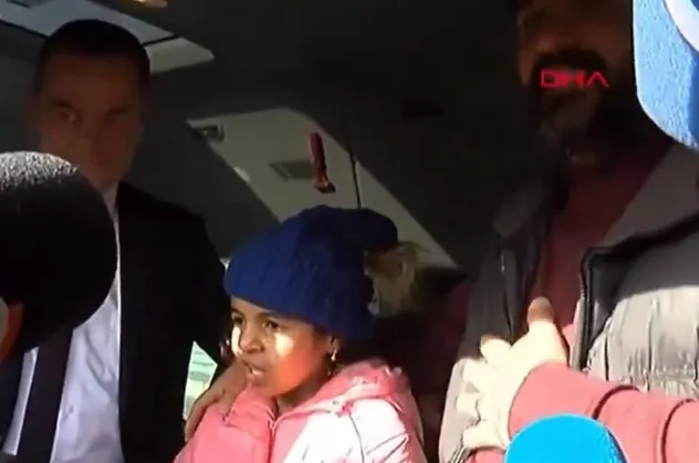 Son dakika: Ailesini Yunanistan sınırında kaybeden 12 yaşındaki Menice ailesine kavuştu